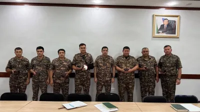 부하라에서 성매매업자를 추적하던 중 공격을 받은 검사관들은